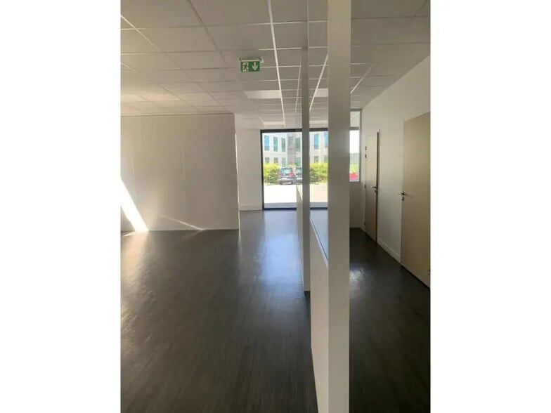 Office in Saint-Denis for lease - Interior Photo - Image 3 of 5