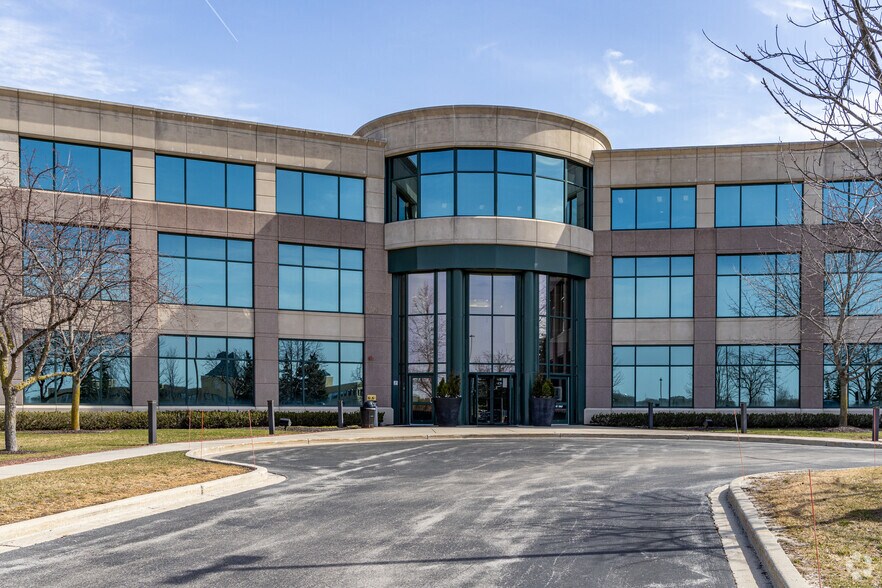 N17W24222 Riverwood Dr, Waukesha, WI à louer - Photo du bâtiment - Image 2 de 5