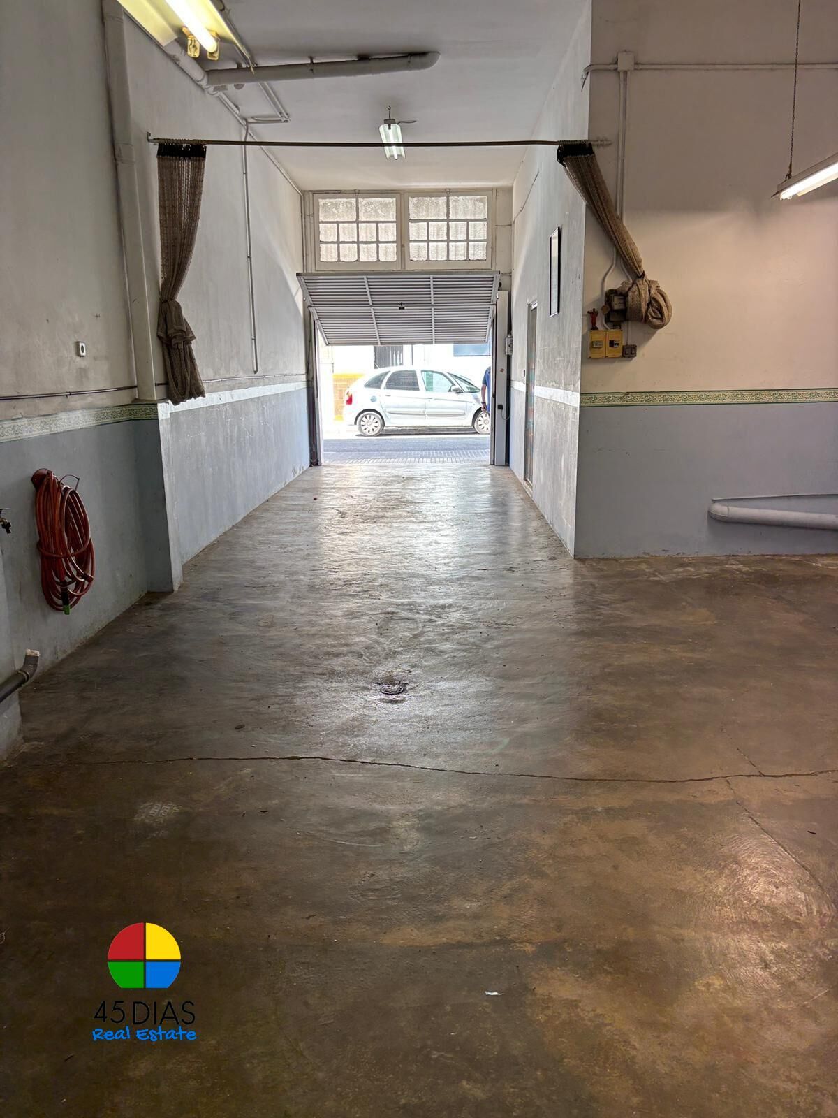 Retail in Cerdanyola del Vallès, Barcelona for lease Interior Photo- Image 1 of 4