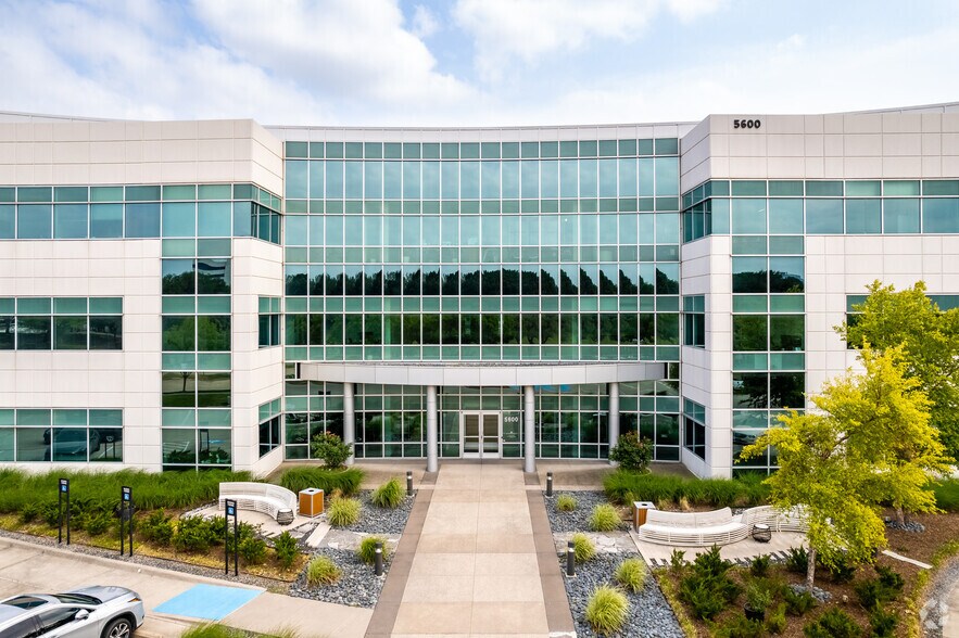 5600 Tennyson Pkwy, Plano, TX à louer - Photo du bâtiment - Image 3 de 10