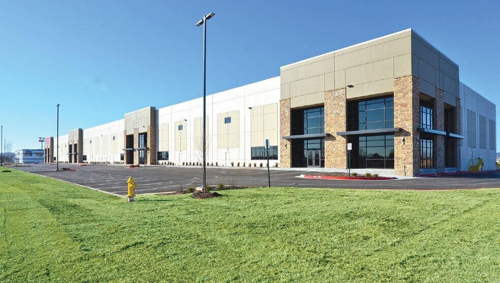 411 N Goad Springs Rd, Lowell, AR à louer - Photo du bâtiment - Image 2 de 7