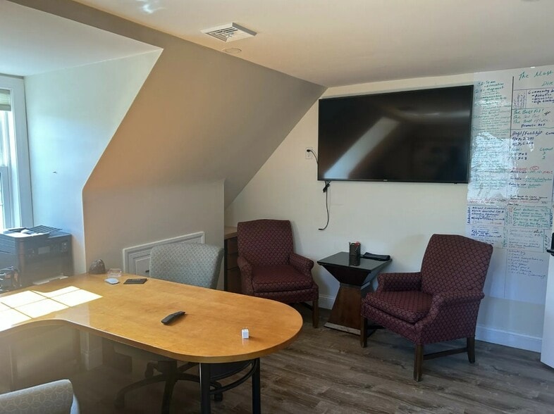562 Lincoln St, Worcester, MA for sale - Interior Photo - Image 3 of 9