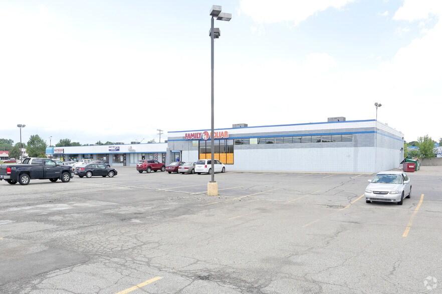 35270 Gratiot Ave, Clinton Township, MI for lease - Building Photo - Image 2 of 3