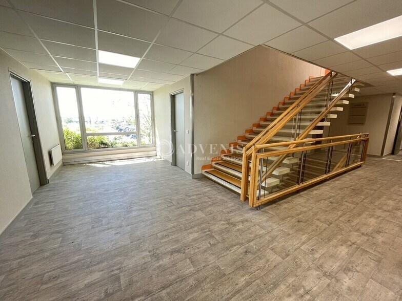 Bureau dans Tremblay-en-France à louer - Photo du bâtiment - Image 3 de 10