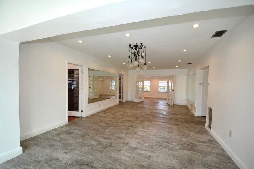 16921 NE 6th Ave, North Miami Beach, FL à vendre - Photo du bâtiment - Image 3 de 19