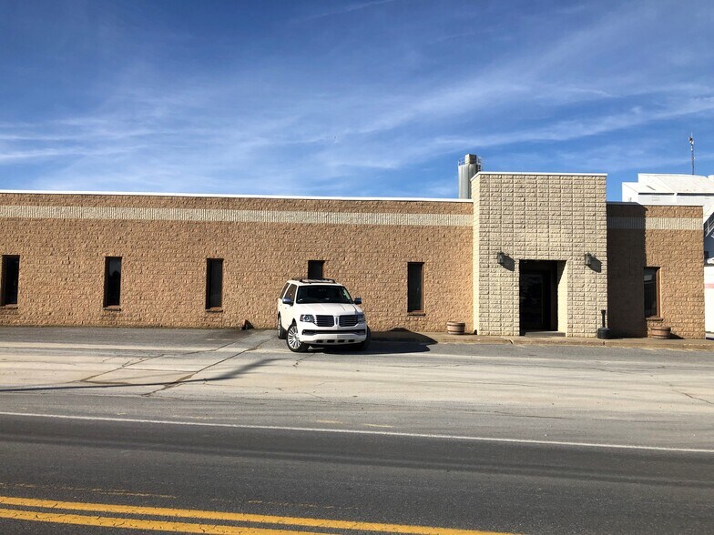 825 E Earl Rd, New Holland, PA à louer - Photo du bâtiment - Image 3 de 3