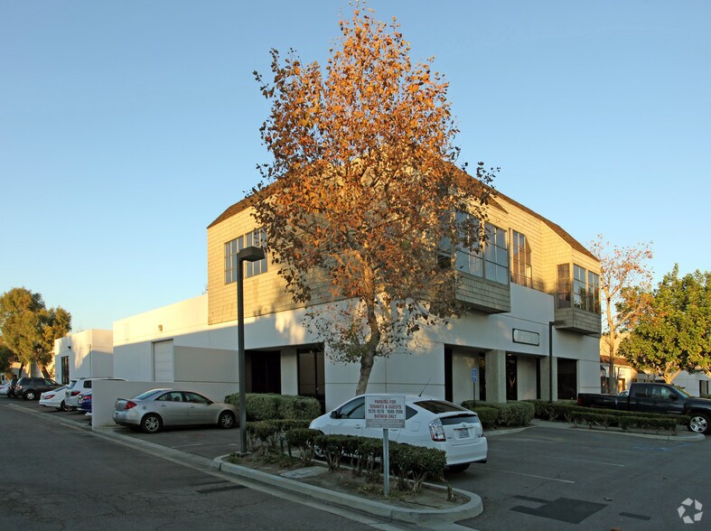 1588 N Batavia St, Orange, CA à vendre - Photo du bâtiment - Image 2 de 2