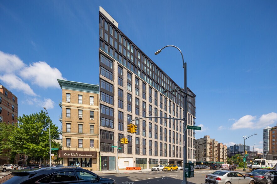 300 W 122nd St, New York, NY à louer - Photo du bâtiment - Image 3 de 3