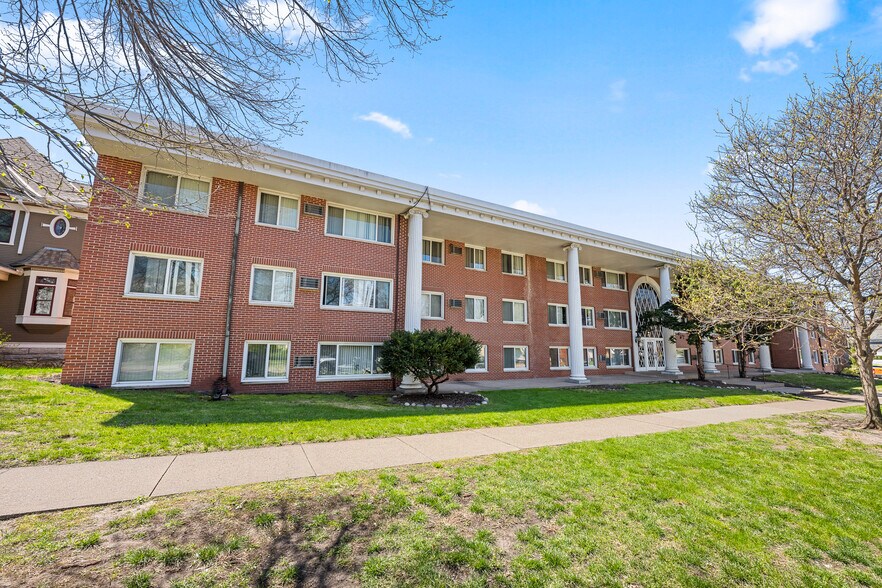 1940 Marshall Ave, Saint Paul, MN à vendre - Photo du bâtiment - Image 2 de 19