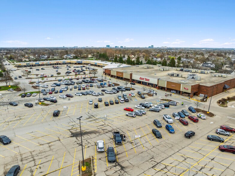 1023-1127 S Roselle Rd, Schaumburg, IL à vendre - Photo du bâtiment - Image 3 de 17