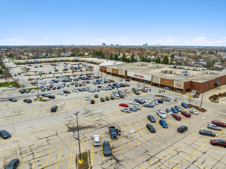 1023-1127 S Roselle Rd, Schaumburg, IL à vendre - Photo du bâtiment - Image 3 de 17