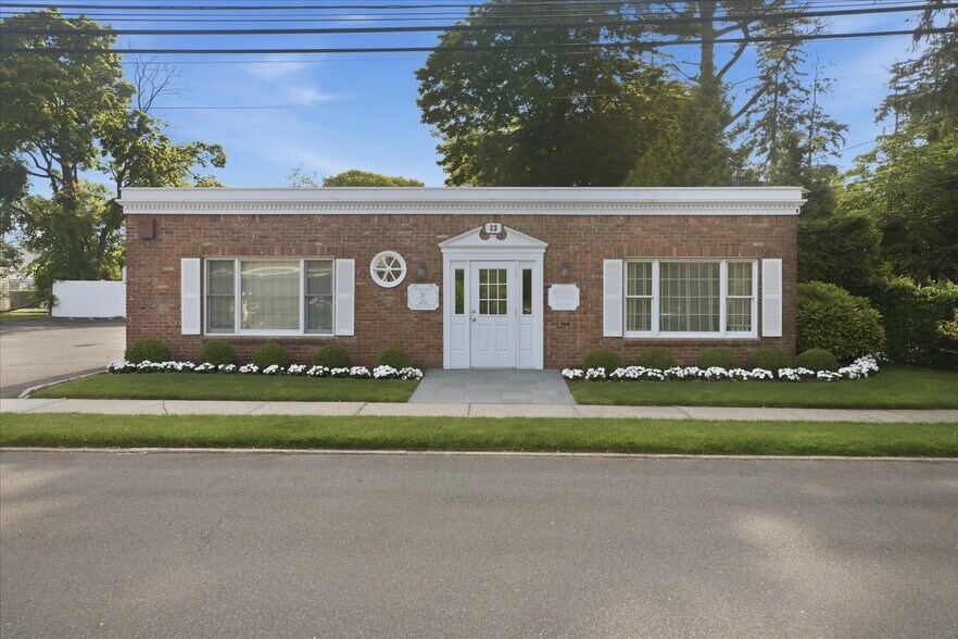 33 Candee Ave, Sayville, NY à louer - Photo du bâtiment - Image 2 de 46