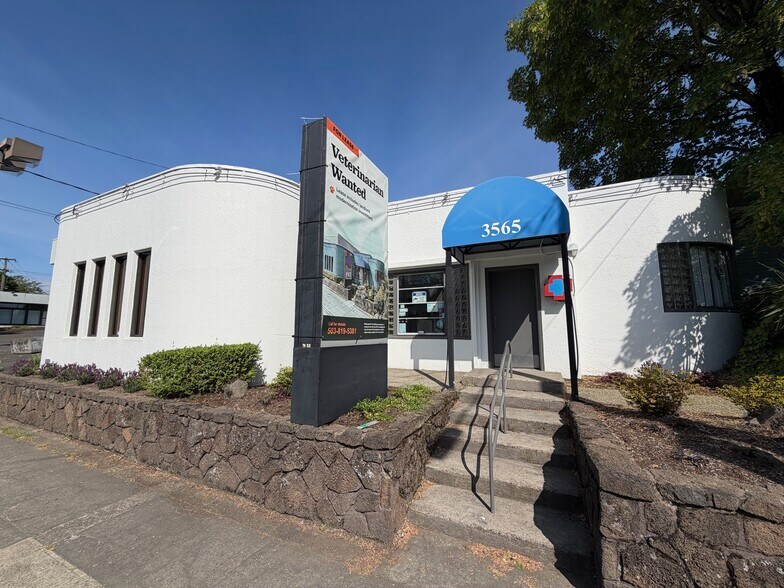 3565 NE Sandy Blvd, Portland, OR for lease - Primary Photo - Image 1 of 15