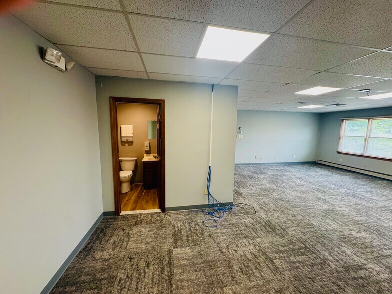 985 Farmington Ave, Bristol, CT à louer - Photo du bâtiment - Image 3 de 10