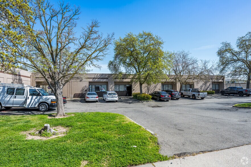 300 Harris Ave, Sacramento, CA à vendre - Photo du bâtiment - Image 3 de 10