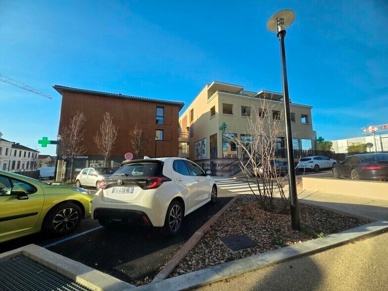 47 Rue De La Republique, Genas for lease - Building Photo - Image 3 of 6