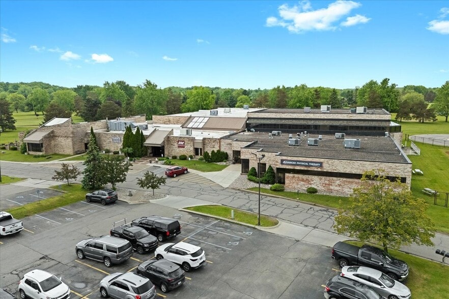 2140 Fairway Dr, Davison, MI for sale - Building Photo - Image 2 of 40