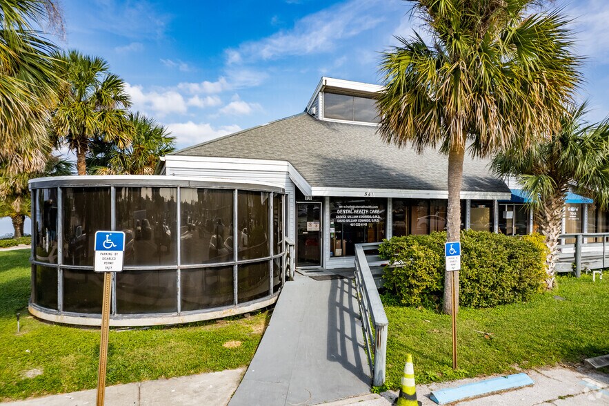 541 N Palmetto Ave, Sanford, FL à louer - Photo du bâtiment - Image 2 de 7