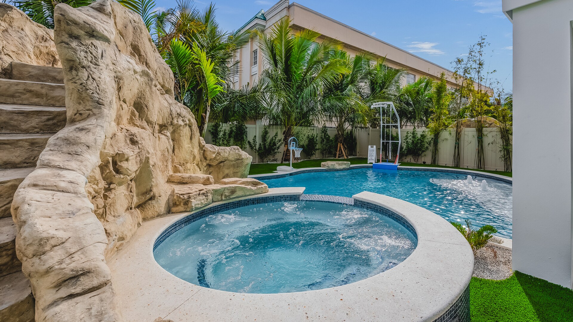 Vunique Vacations Portfolio portefeuille de 2 propriétés à vendre sur LoopNet.ca Photo du bâtiment- Image 1 de 92