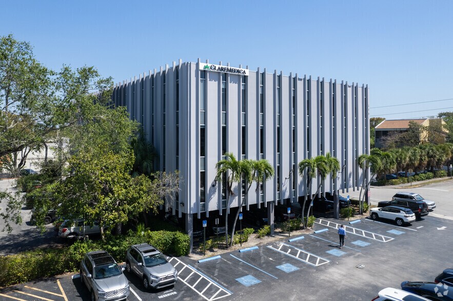 5901 SW 74th St, Miami, FL à louer - Photo du bâtiment - Image 1 de 11