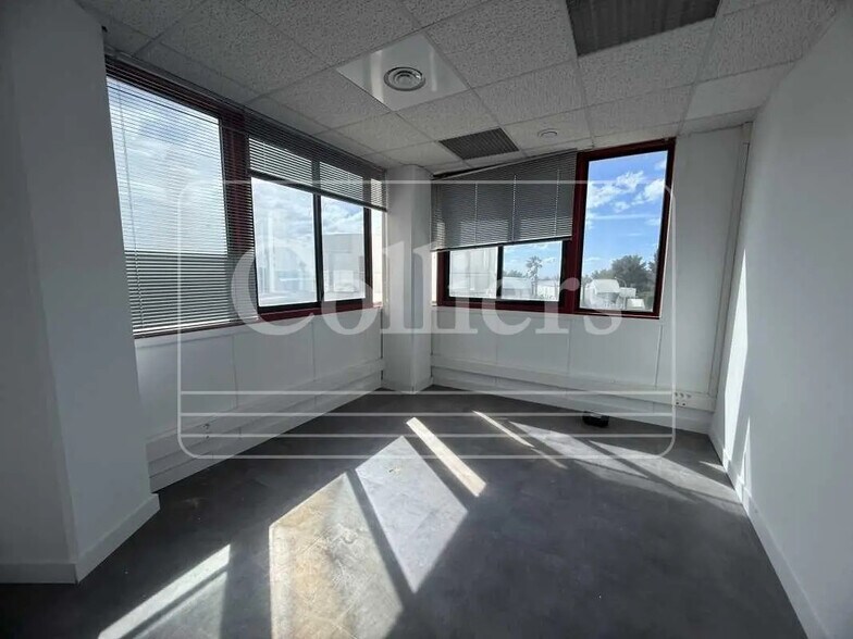 Office in La Ciotat for lease - Interior Photo - Image 2 of 3