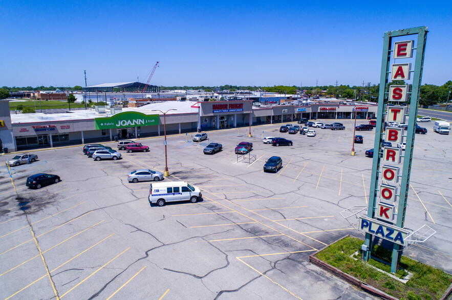 2520-2630 Eastbrook Plz, Columbus, IN for lease - Building Photo - Image 1 of 3