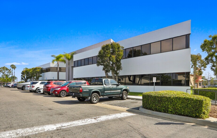 1520 Nutmeg Pl, Costa Mesa, CA à louer - Photo du bâtiment - Image 3 de 6