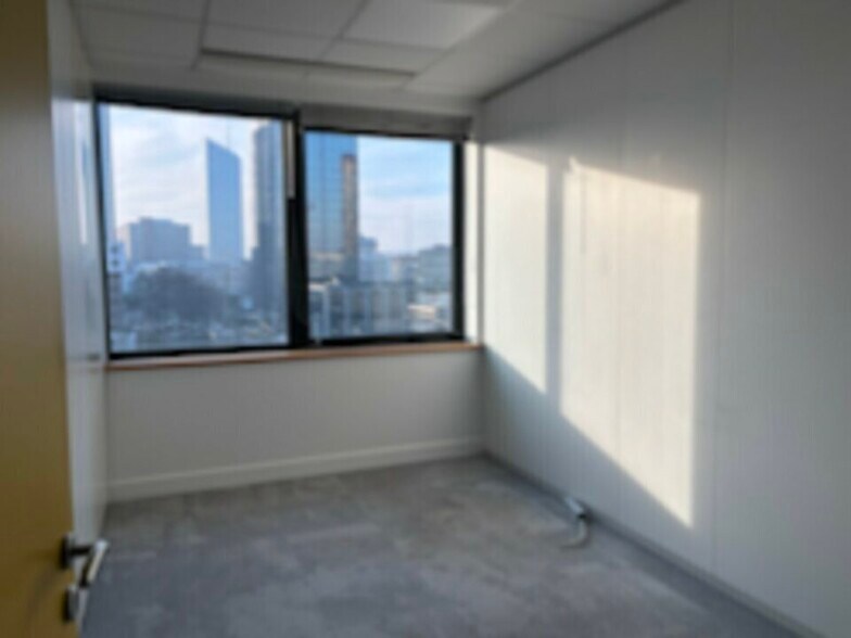 Office in Lyon for lease - Interior Photo - Image 3 of 10