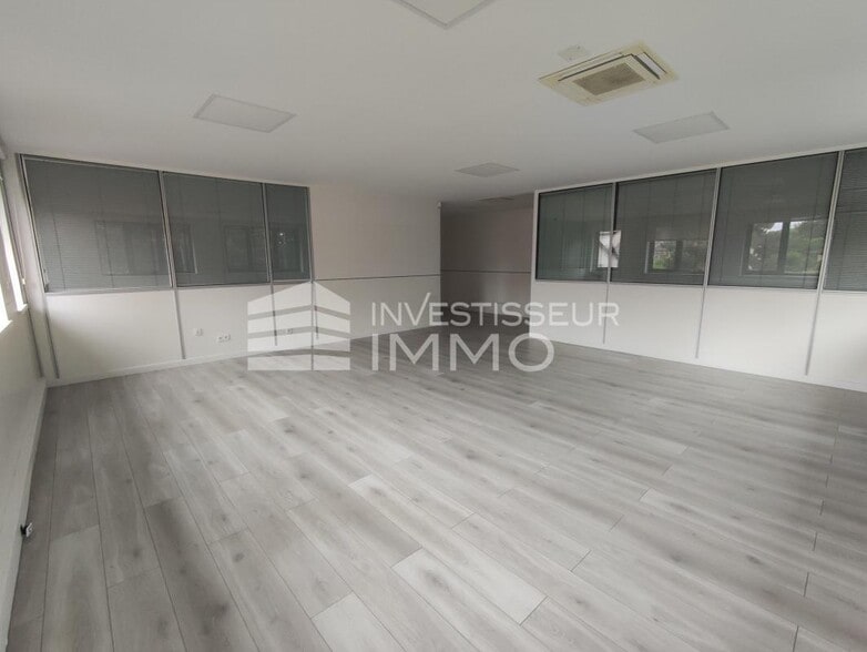 Office in Noisy Le Grand for lease - Interior Photo - Image 2 of 5