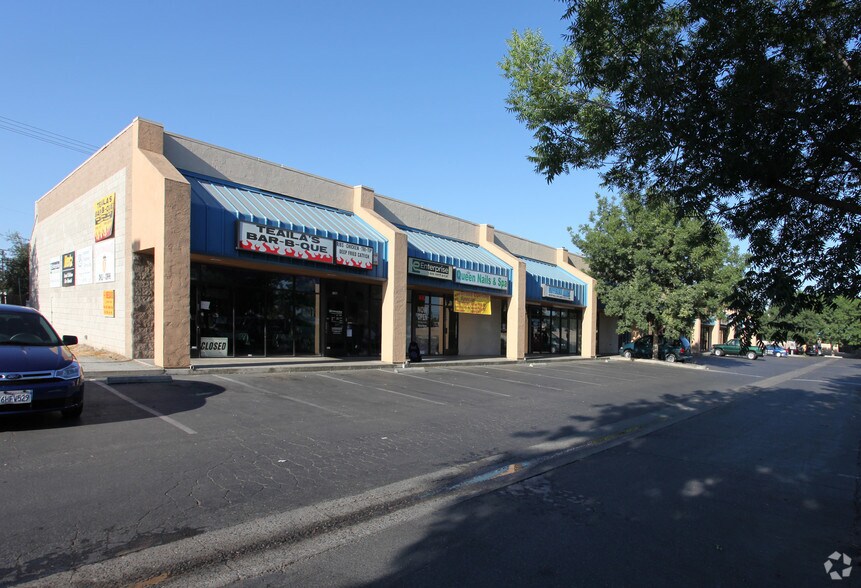 104-145 N 11th Ave, Hanford, CA for lease - Primary Photo - Image 1 of 9