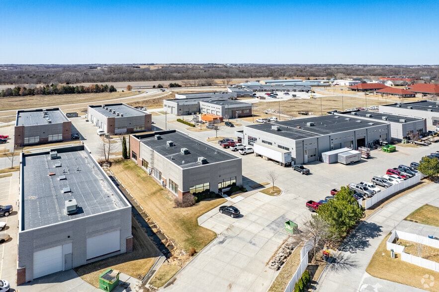 8300 Cody Dr, Lincoln, NE à louer - Photo du bâtiment - Image 2 de 4