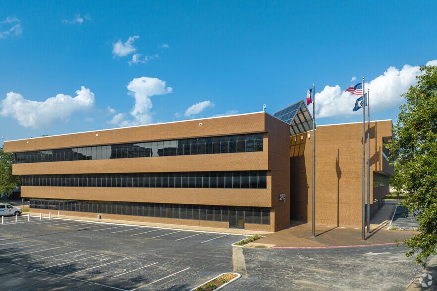 263 N Sam Houston Pky E, Houston, TX à vendre - Photo du bâtiment - Image 1 de 37