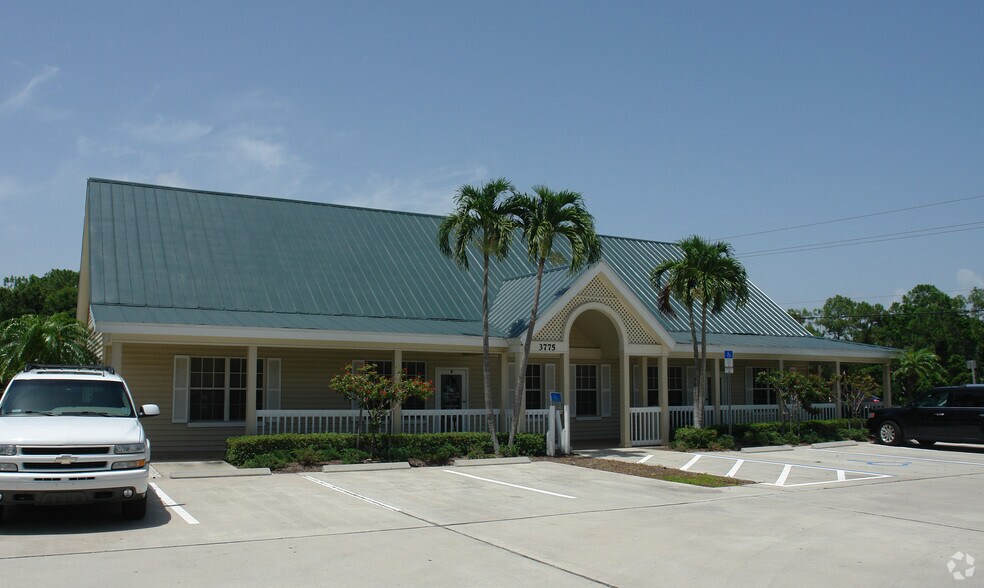 3775 Airport Pulling Rd N, Naples, FL à louer - Photo du bâtiment - Image 1 de 7