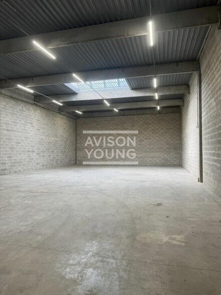 Flex in Saint-Thibault-des-Vignes for lease - Interior Photo - Image 2 of 4