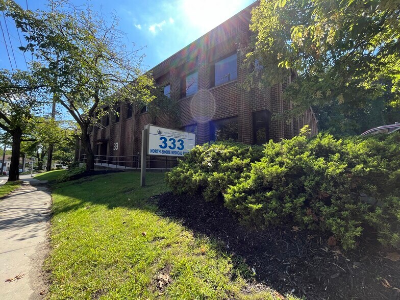 333 E Shore Rd, Manhasset, NY à louer - Photo du bâtiment - Image 1 de 4