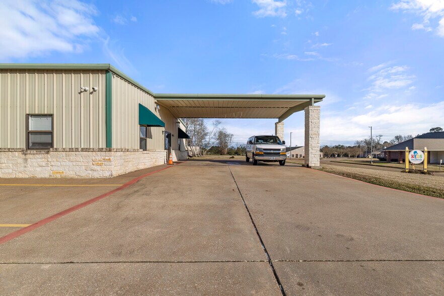 513 Russell Blvd, Nacogdoches, TX à vendre - Photo du bâtiment - Image 2 de 19