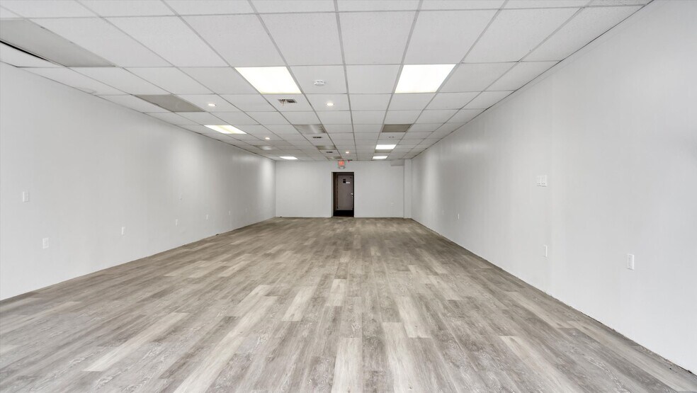 322-328 Larkfield Rd, East Northport, NY à louer - Photo du bâtiment - Image 3 de 3