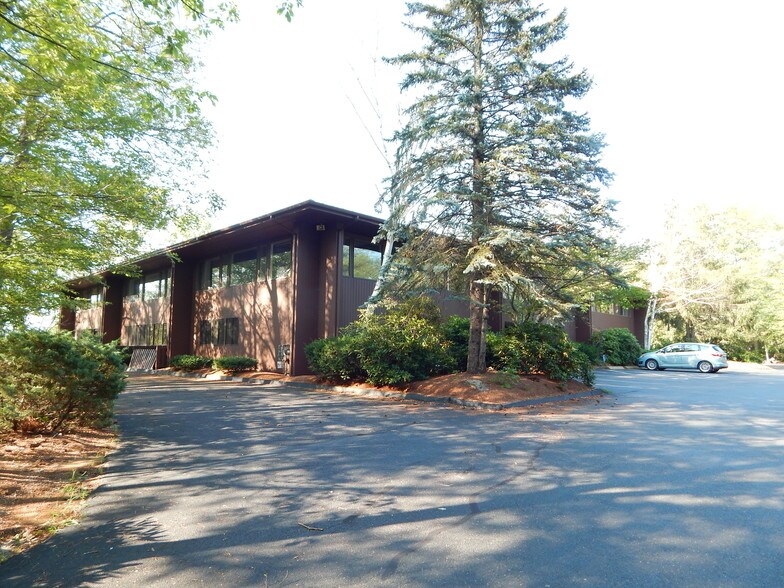 409 Fortune Blvd, Milford, MA à louer - Photo du bâtiment - Image 2 de 11