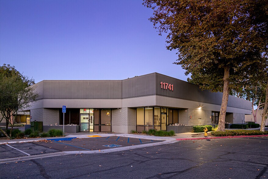 Santa Fe Springs Business Park portefeuille de 3 propriétés à vendre sur LoopNet.ca - Photo du bâtiment - Image 3 de 6