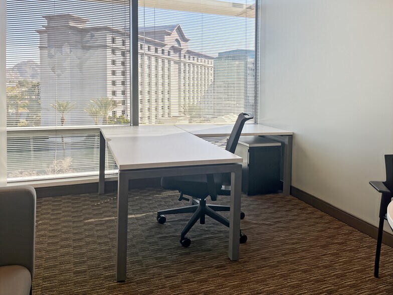 2375 E Camelback Rd, Phoenix, AZ à louer - Photo du bâtiment - Image 1 de 10