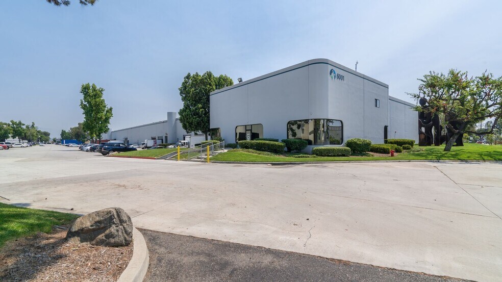 6007-6025 E Slauson Ave, Commerce, CA à louer - Photo du bâtiment - Image 1 de 7
