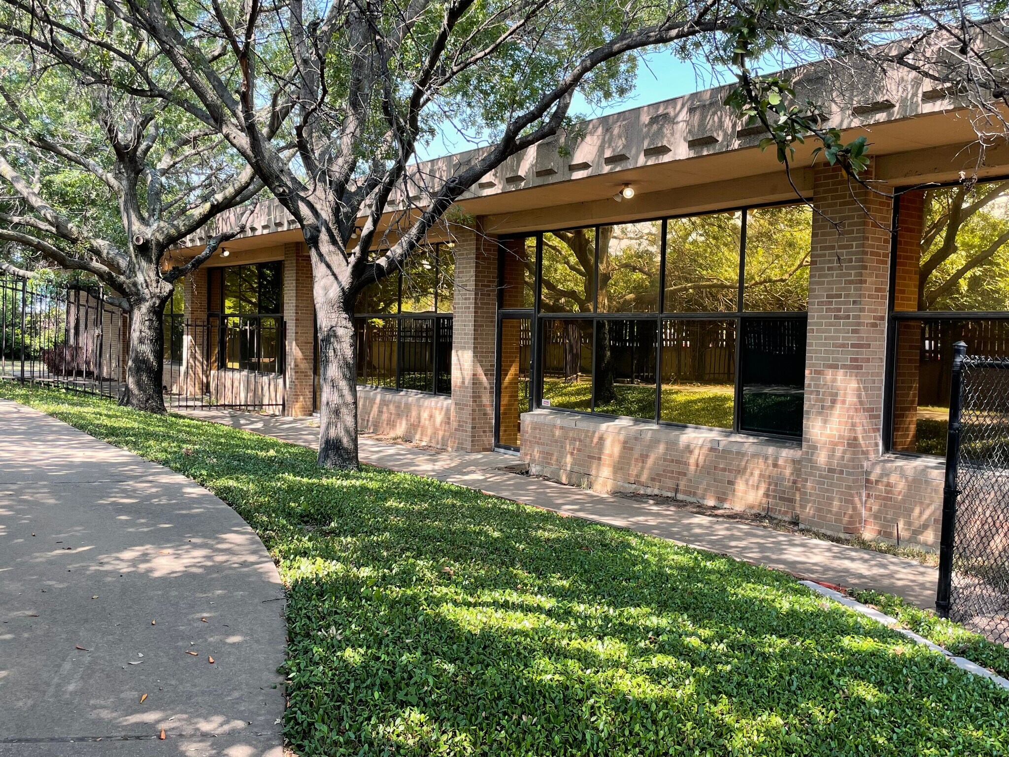 5701 Maple Ave, Dallas, TX à louer Photo du bâtiment- Image 1 de 6
