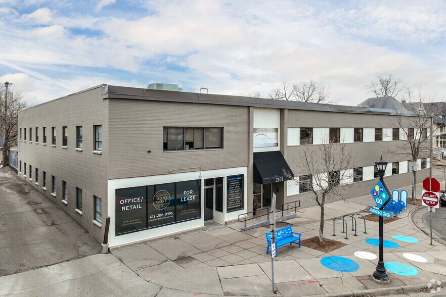 2101 Hennepin Ave, Minneapolis, MN à louer - Photo du bâtiment - Image 3 de 9