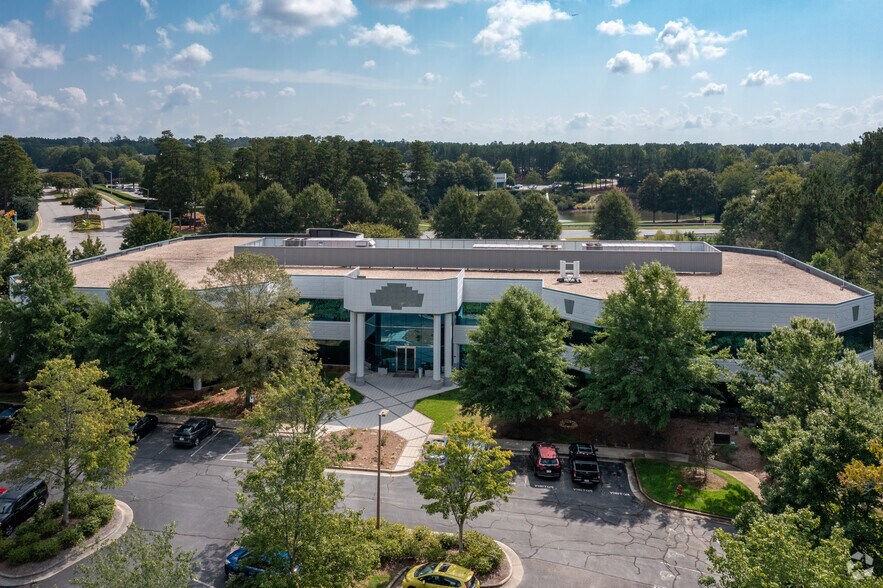 630 Davis Dr, Morrisville, NC à louer - Photo du bâtiment - Image 3 de 6