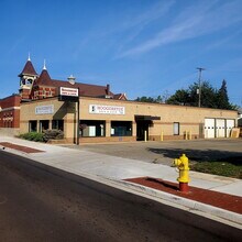 1033 Leonard St NW, Grand Rapids, MI à louer Photo du bâtiment- Image 1 de 6