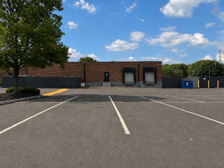 101 Friends Ln, Newtown, PA for lease - Building Photo - Image 3 of 18