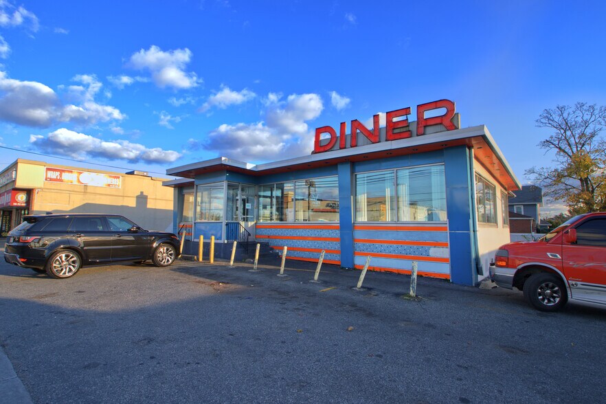 267-279 Burnside Ave, Lawrence, NY for lease - Building Photo - Image 1 of 7