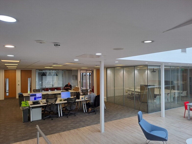 Mold Rd, Wrexham for sale - Interior Photo - Image 2 of 4