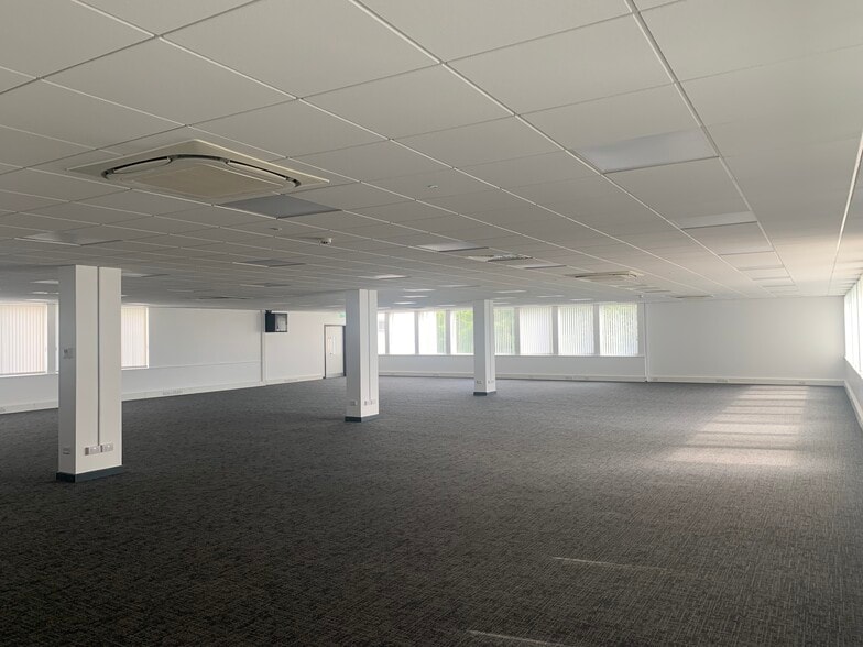 Corinium Ave, Gloucester for lease - Interior Photo - Image 2 of 37