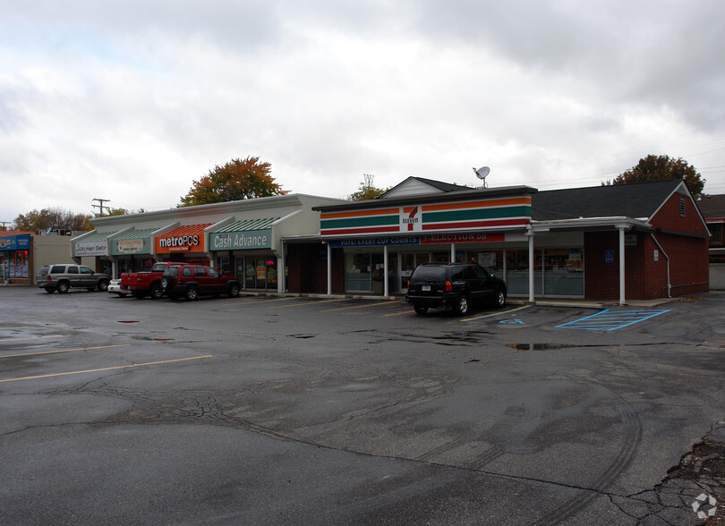 11555-11575 E 13 Mile Rd, Warren, MI for lease - Primary Photo - Image 1 of 4